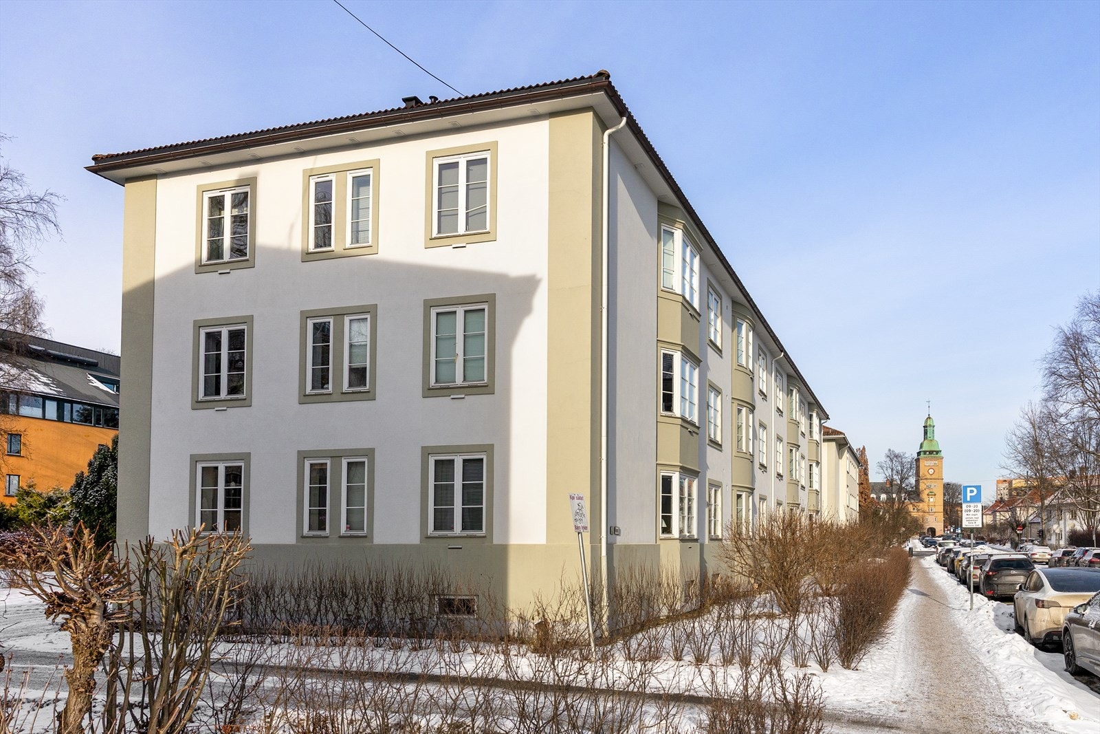 Her bor du i et svært populært nabolag på Adamstuen, med umiddelbar nærhet til et bredt utvalg av fasiliteter og kollektivtransport. Galleribilde