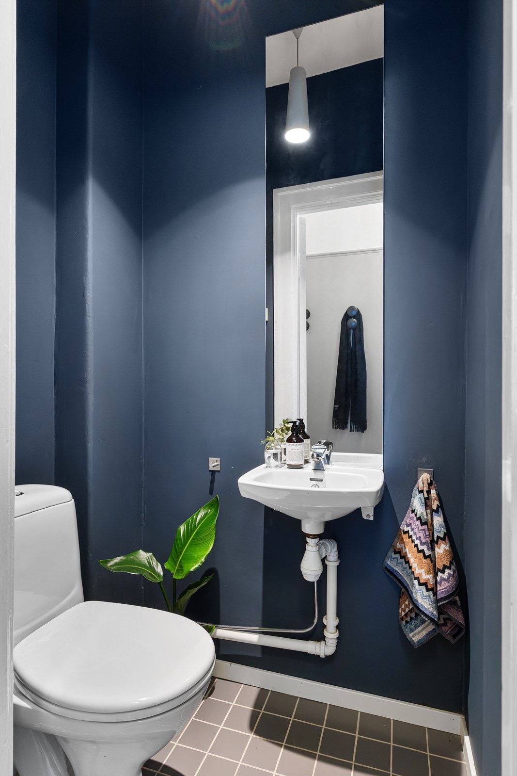 Flott toalettrom er innredet med nedfelt servant og veggmontert toalett. Galleribilde