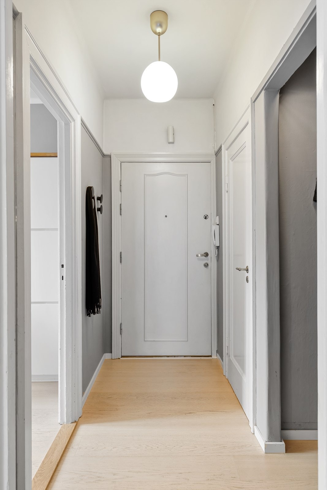 Leiligheten har en innbydende entré som skaper et umiddelbart godt førsteinntrykk. Galleribilde