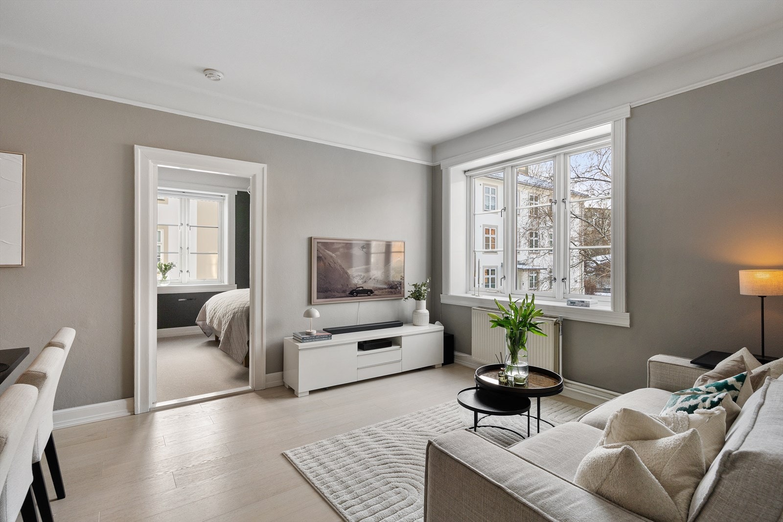 Velkommen til Stensgata 42A! Dette er en lys og delikat 2-roms leilighet beliggende rolig og idyllisk til på Adamstuen. Galleribilde