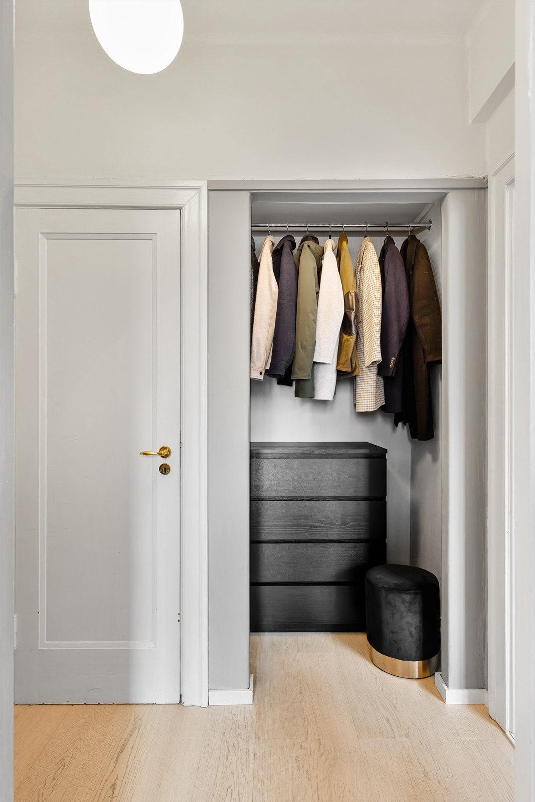 I gangen er det praktisk oppbevaringsplass i en integrert garderobenisje med plass til yttertøy, sko og øvrige hverdagsartikler. Galleribilde