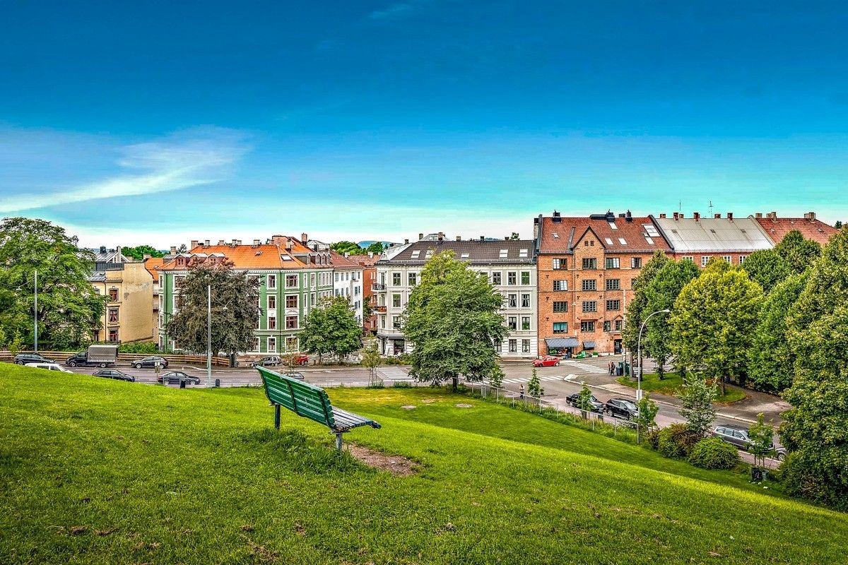 Det er umiddelbar nærhet til nydelige parkområder som Stensparken, Idioten og St. Hanshaugen. Galleribilde