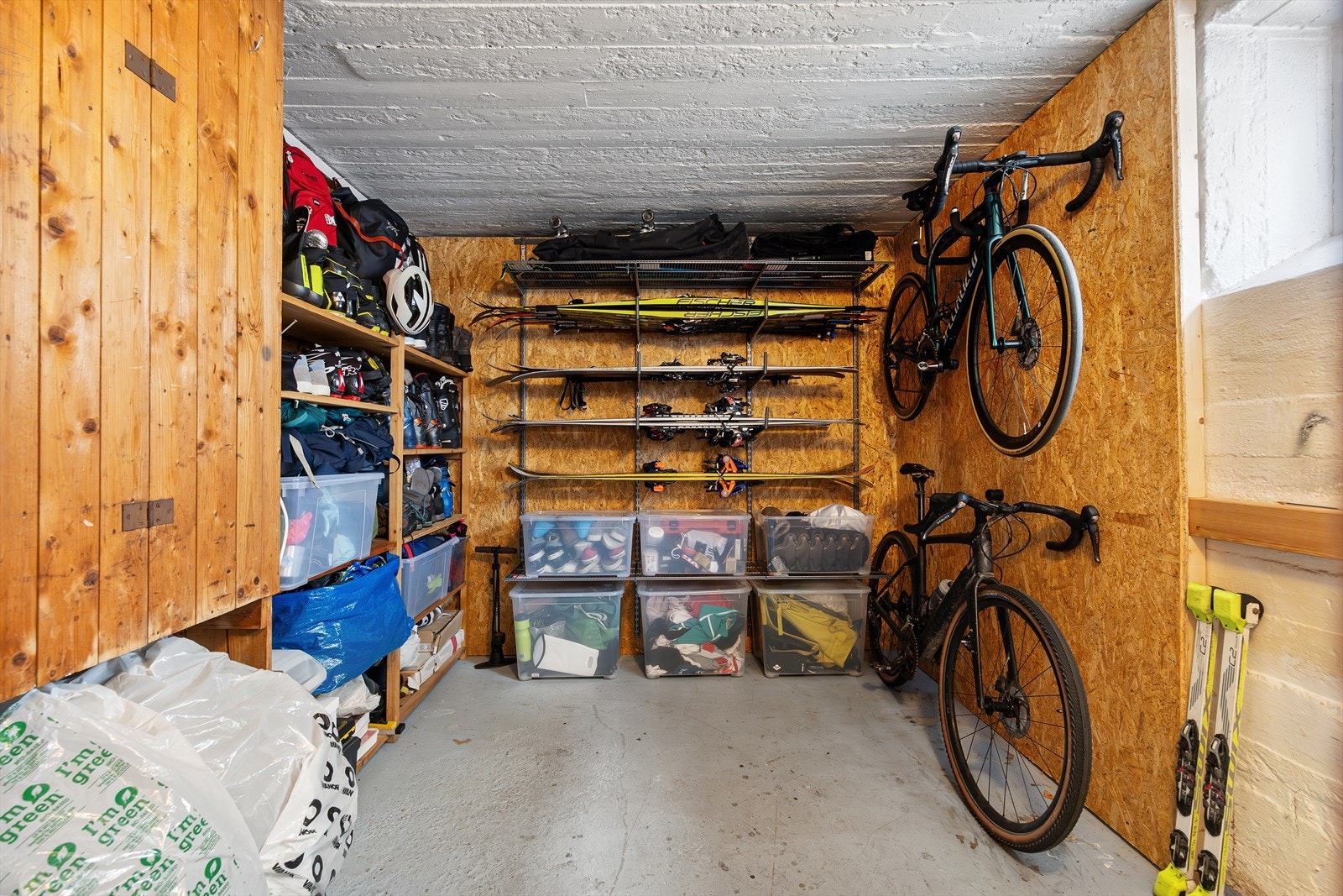 Leiligheten disponerer to boder. Loftsboden er målt til ca. 2,4 m² (gulvareal ca. 7,6 m²), og kjellerboden er målt til ca. 8,0 m². Kjellerboden ble pusset opp høsten 2023. Galleribilde