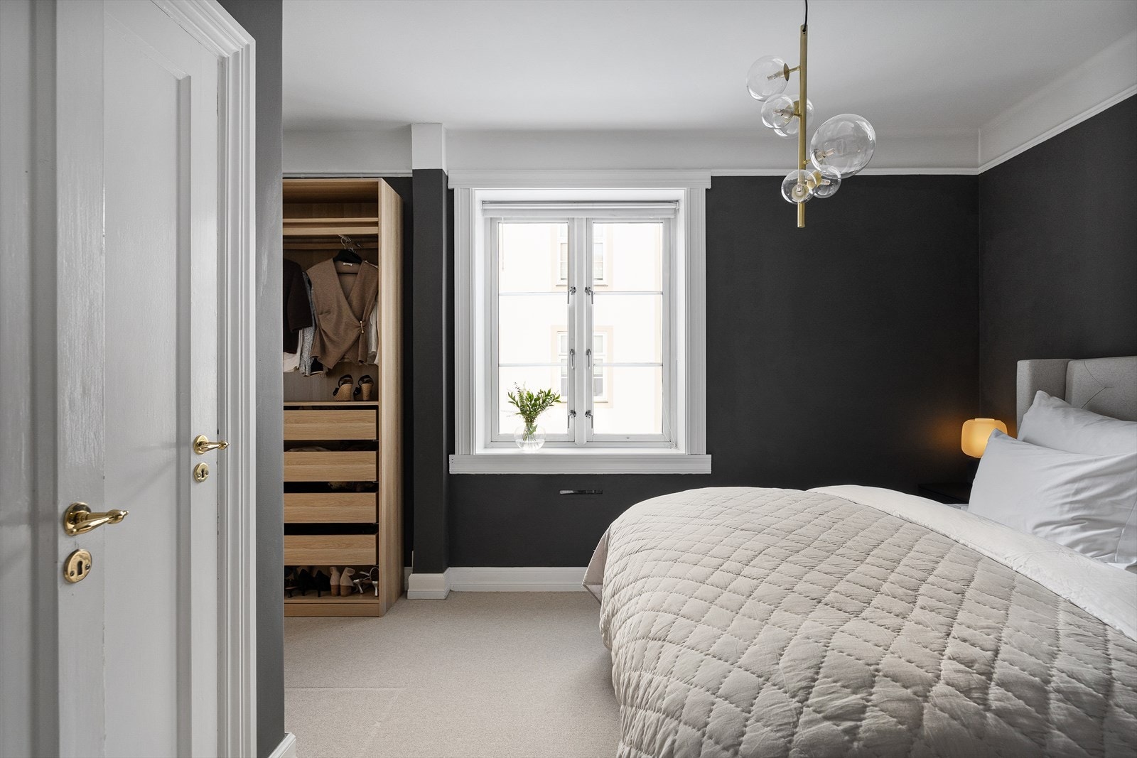 Soverommet er romslig, med plass til dobbeltseng, nattbord og tilhørende møbler. Galleribilde