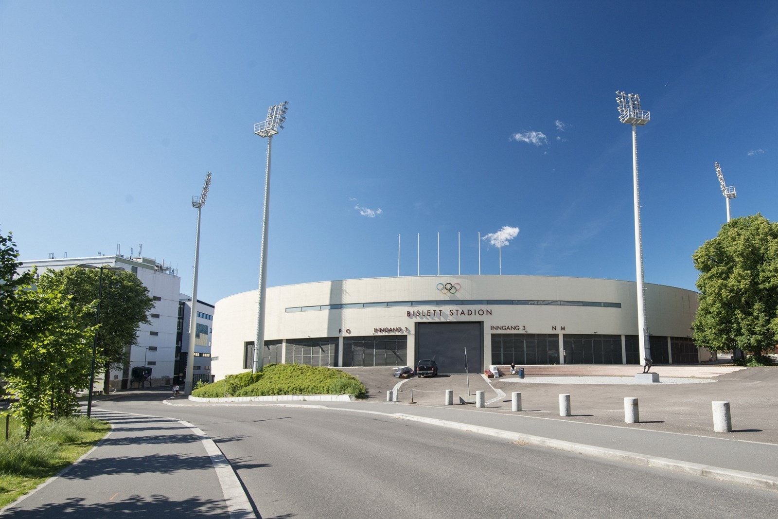 For studenter ligger flere utdanningsinstitusjoner i gangavstand fra leiligheten bl.a. Tannlegehøyskolen på Lindern, Høyskolesenteret (OsloMet) på Bislett og universitetet (UiO) på Blindern. Galleribilde