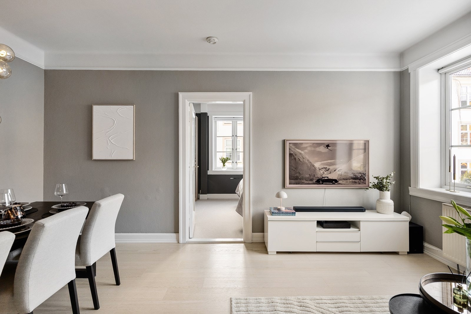 Gulvet er belagt med flott parkett, og veggflatene er malt i delikate, moderne fargetoner som skaper en behagelig atmosfære. Galleribilde