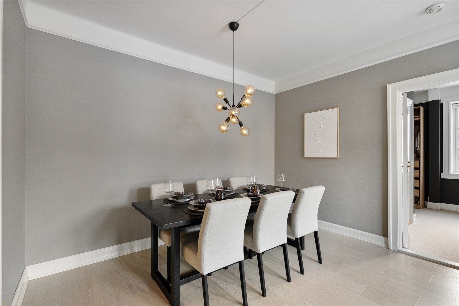 I stuen er det god plass til et stort spisebord, noe som gir fine rammer for hyggelige sammenkomster med familie og gjester. Galleribilde