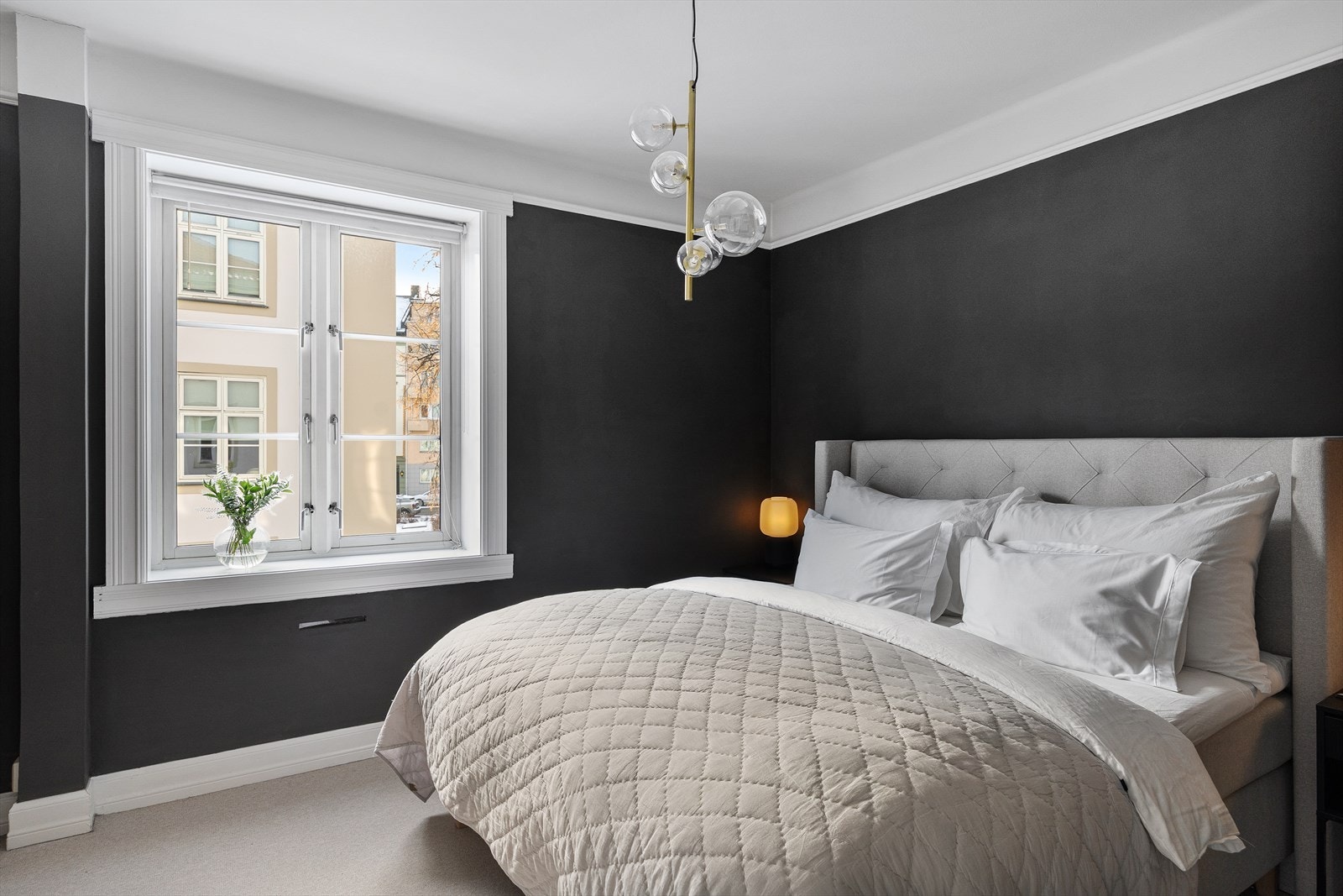 Soverommet har et dempet fargeuttrykk med mørke veggflater som skaper en lun og rolig atmosfære. Galleribilde