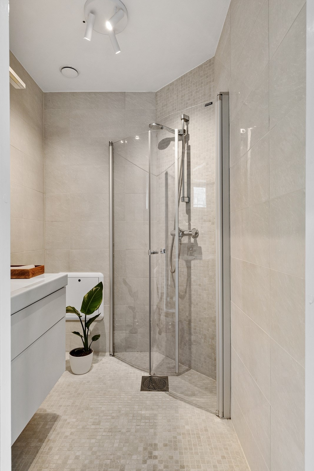 Delikat, flislagt baderom med elektrisk gulvvarme. Galleribilde