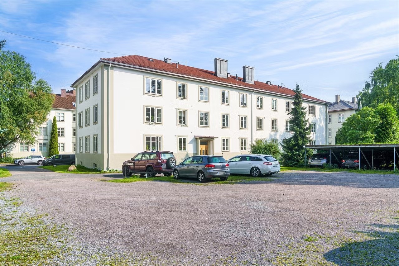 Aksjelaget har en frodig og felles bakgård, samt 12 parkeringsplasser til leie. Galleribilde