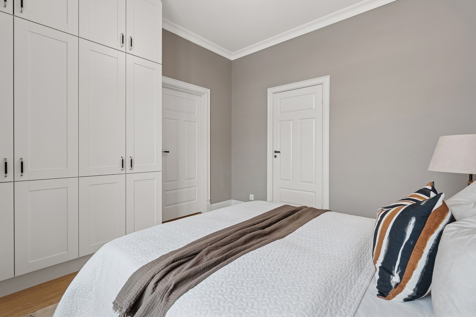 Her er det rikelig med plass for gode garderobeløsninger. Galleribilde