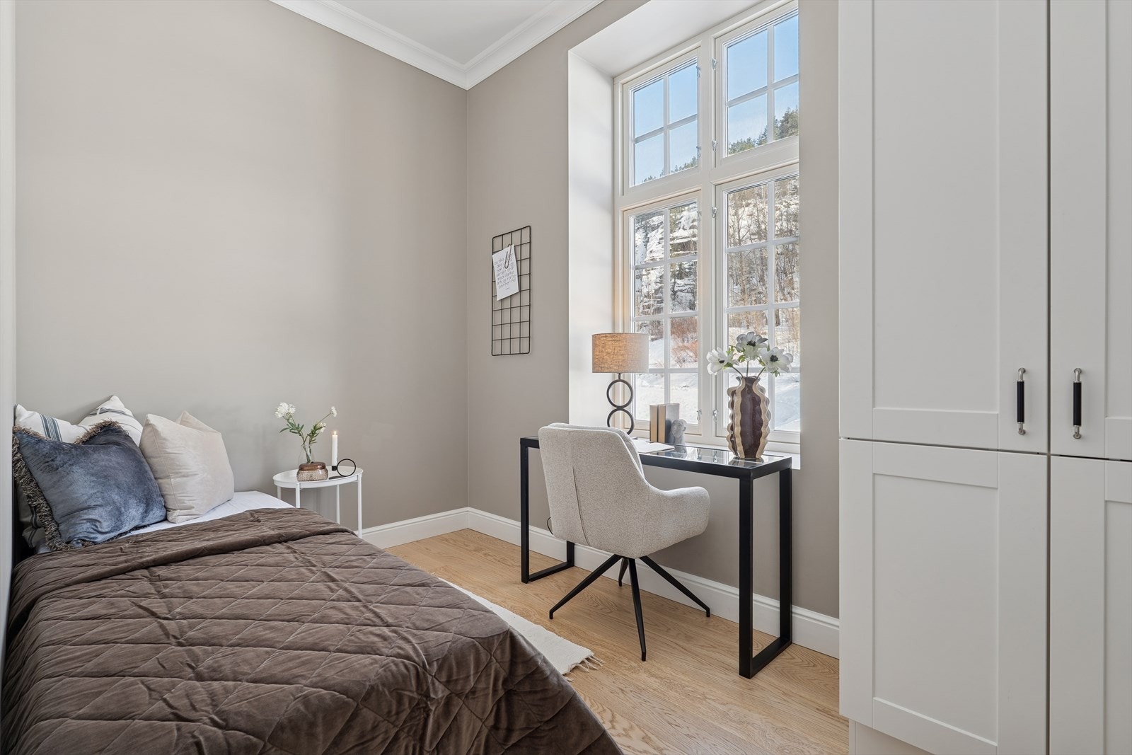 Soverom 2 er noe mindre, men fungerer utmerket som barnerom/gjesterom. Galleribilde