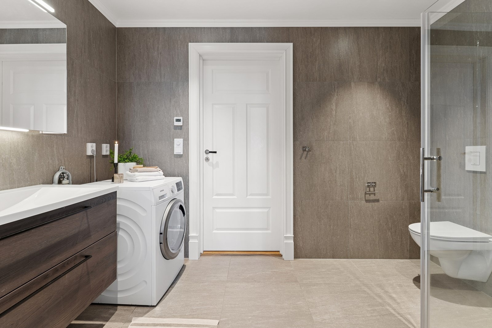 Delikat og lekkert flislagt bad med behagelig varme i gulv. Galleribilde