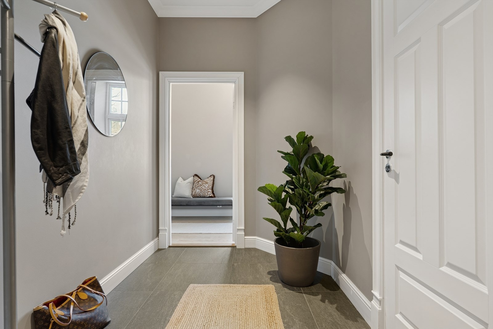 Velkommen inn! Hyggelig entré med plass for enkle opphengsløsninger. Galleribilde