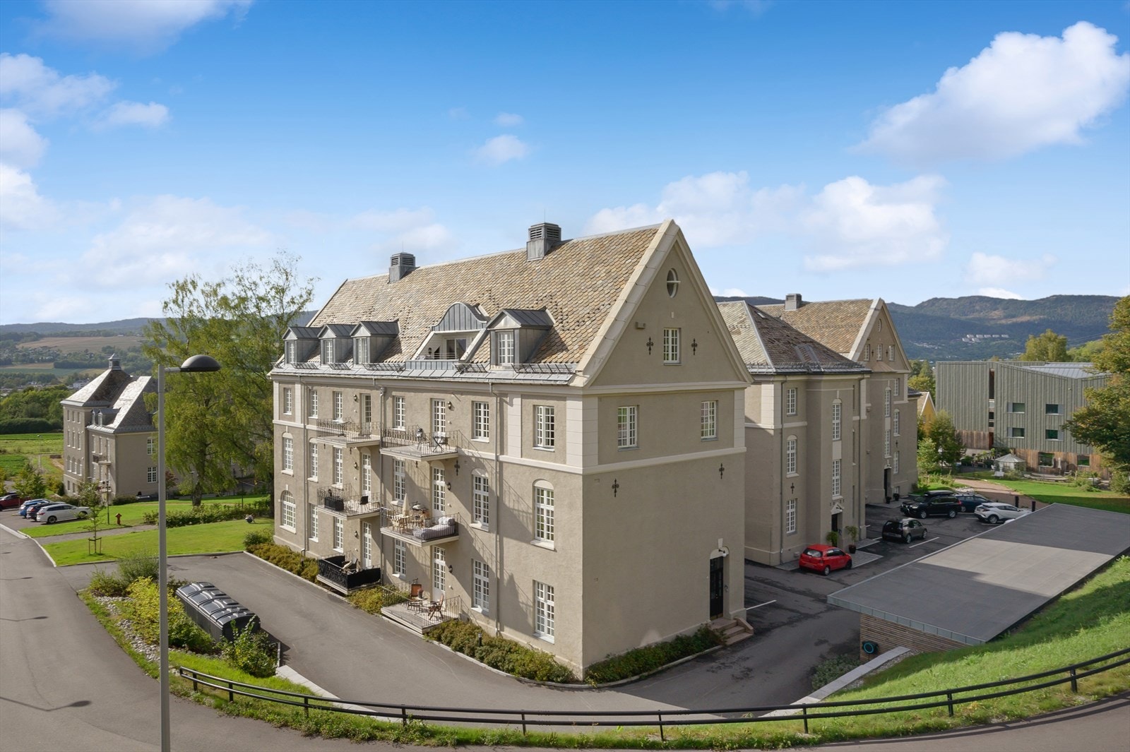 Med leiligheten følger det parkeringsplass i carport, som ligger på motsatt side av veien opp til huset. Galleribilde