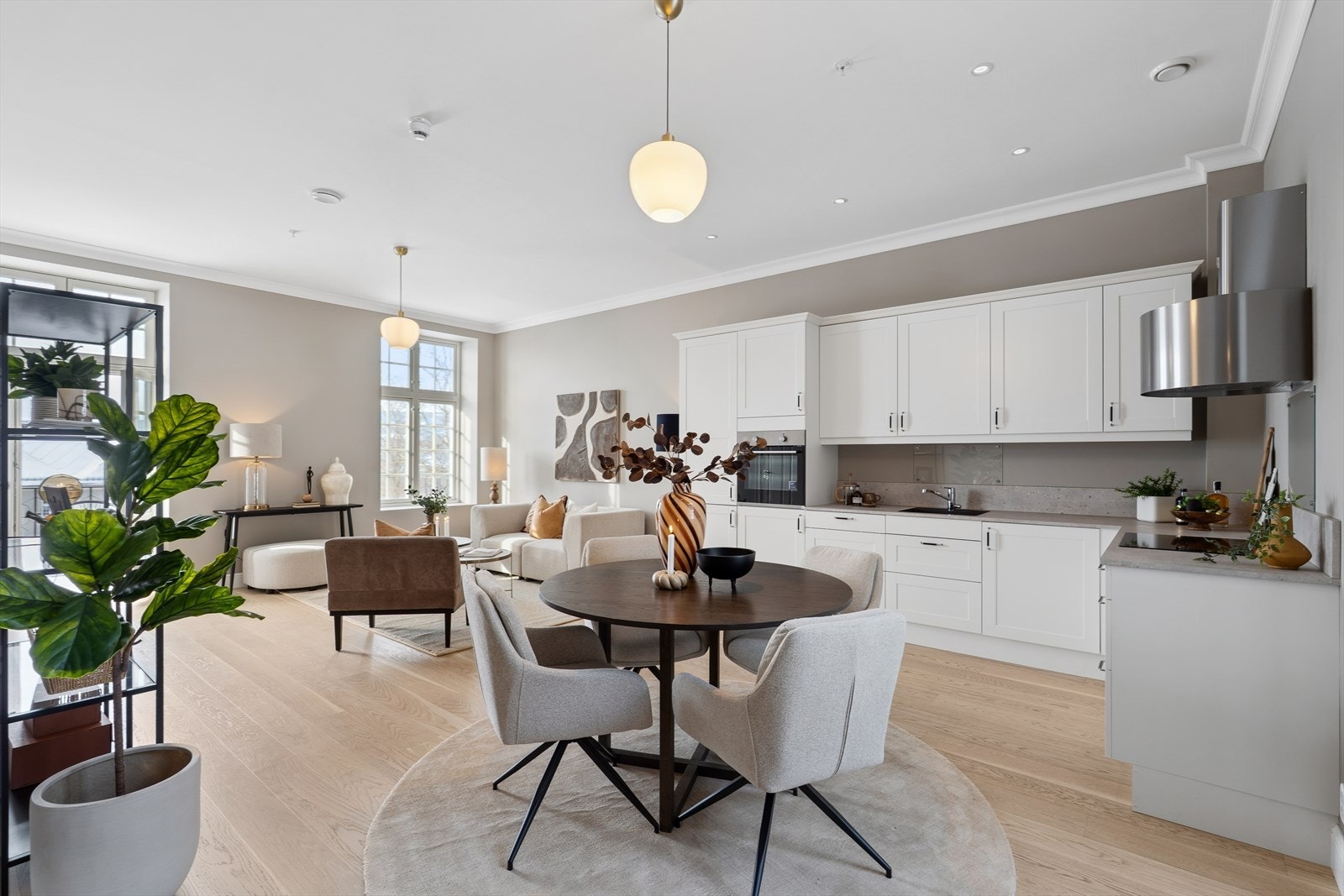 Vi beveger oss videre inn i en lys og delikat stue/kjøkkenløsning. Galleribilde