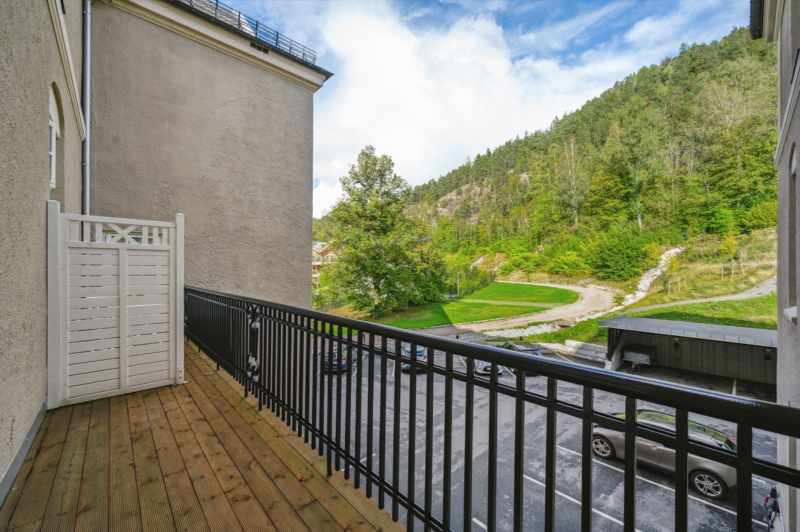 Fra kjøkkensonen er det videre utgang til balkong vendt mot parkering og Fosskollen i nordøst. Galleribilde