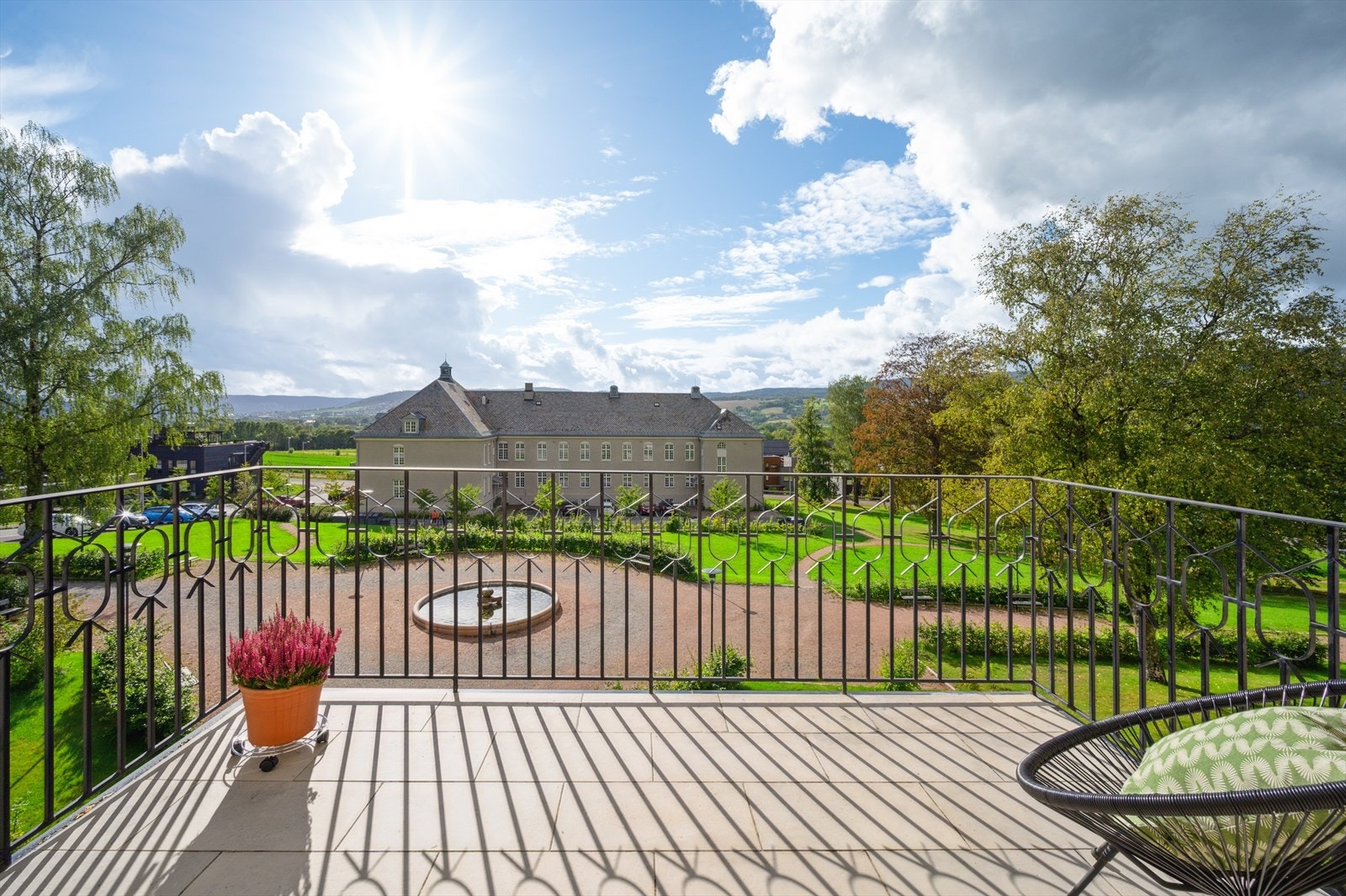 Nydelig og luftig utsikt mot flotte fellesarealer og nærområdet rundt. Galleribilde