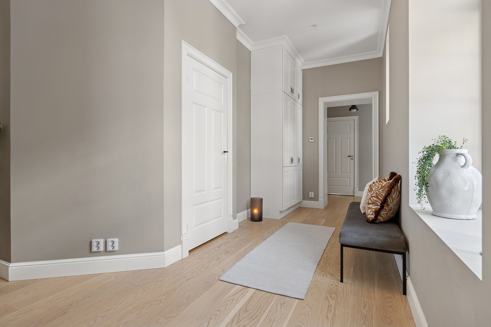 Videre inn i gangpartiet er det anledning for å ha gode garderobeløsninger. Galleribilde