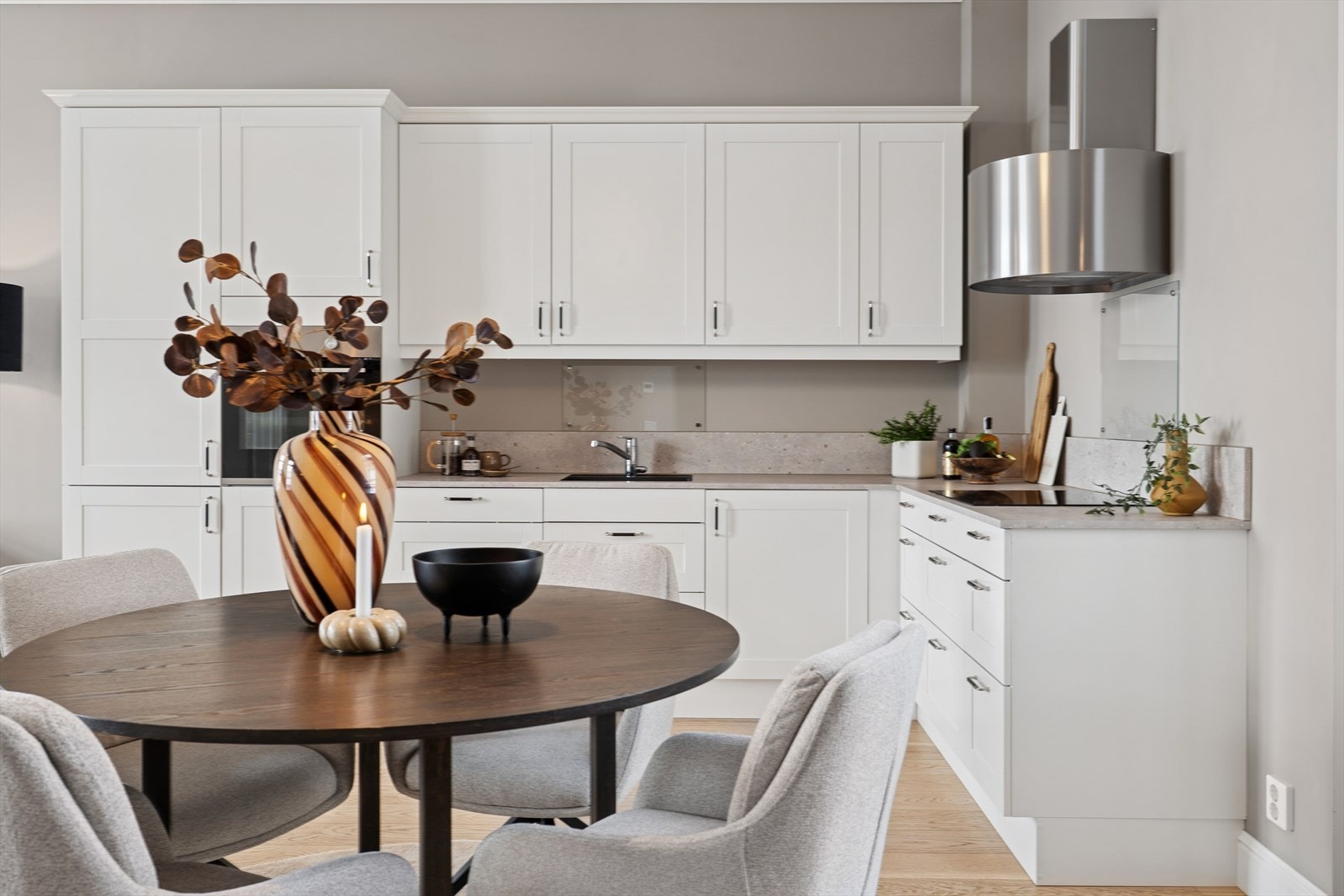 Her har en det en måtte trenge av skap-, skuff- og benkeplass. Galleribilde