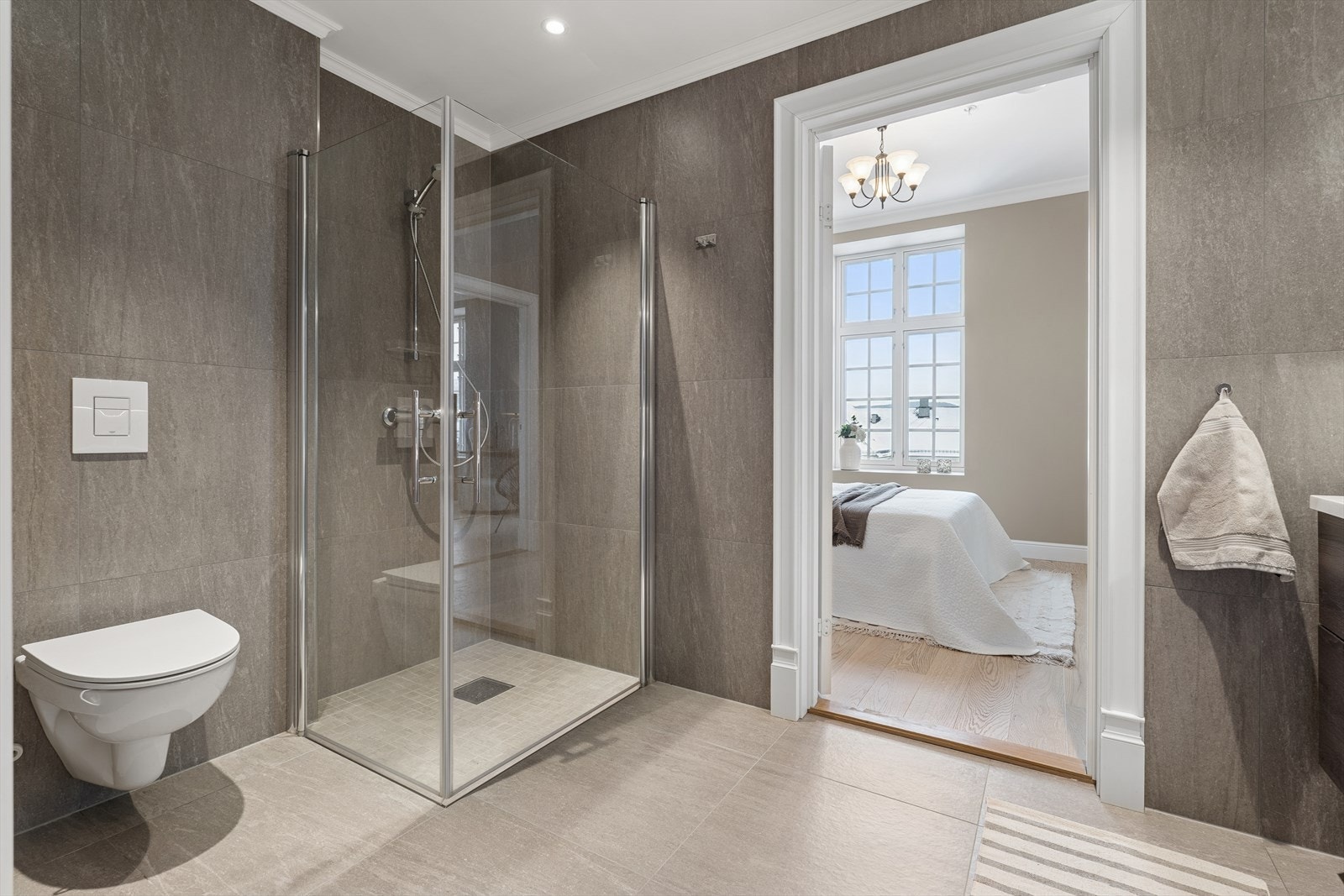 Dusjhjørne og vegghengt toalett. Direkte adkomst fra/til soverom og gang/kjøkkensone. Galleribilde