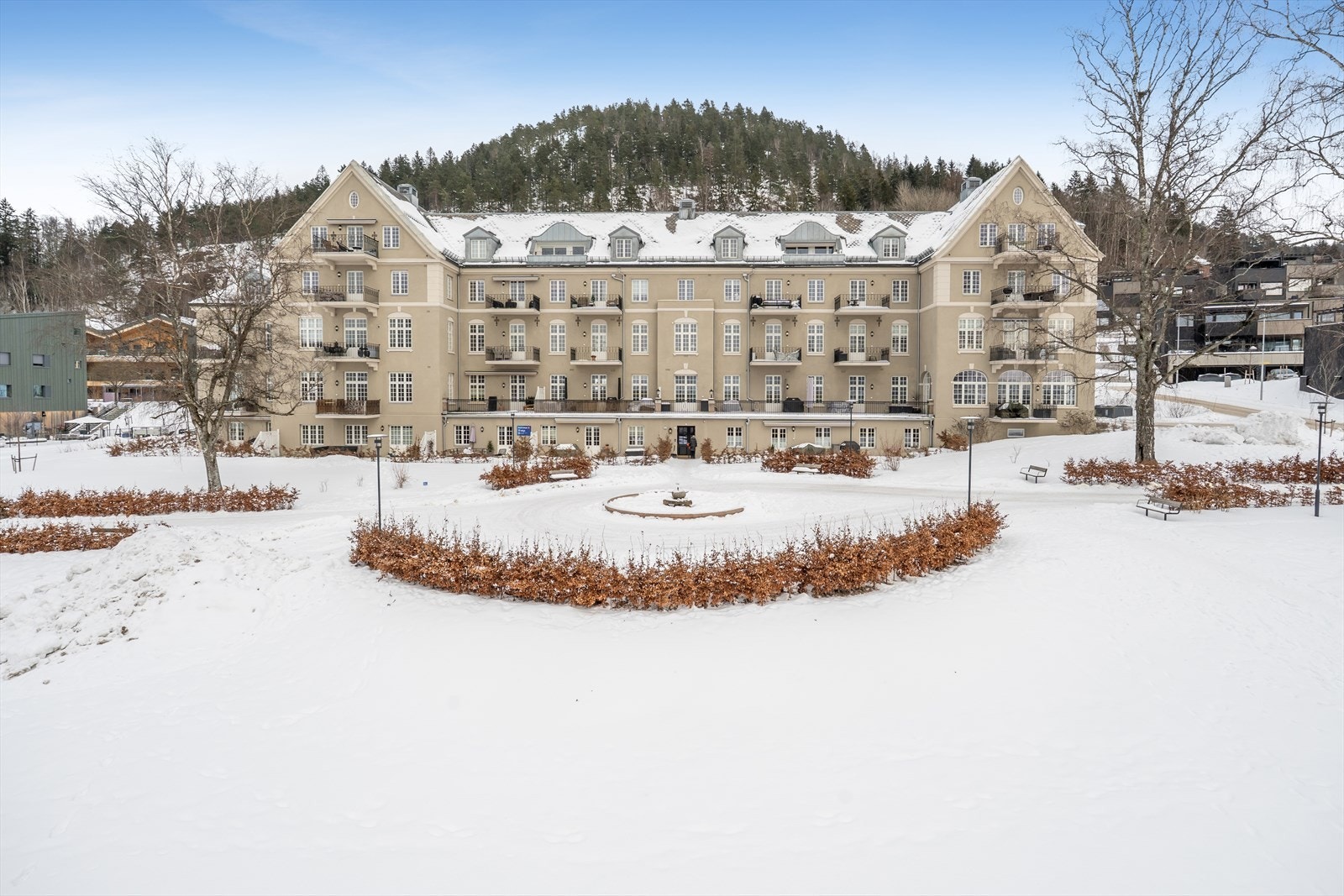 Barnevennlig område med nærhet til barnehager, skoler og dagligvareforretning. Fra boligen har du gangavstand til Lierbyen, hvor du finner et godt utvalg av servicetilbud. Galleribilde
