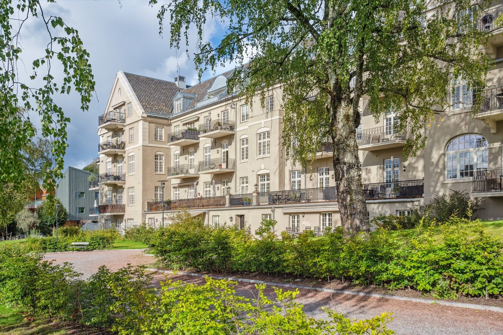 Attraktiv beliggenhet - perfekt for deg som ønsker det beste fra to verdener: fredelige, grønne omgivelser og samtidig kort vei til alt du trenger i hverdagen. Galleribilde