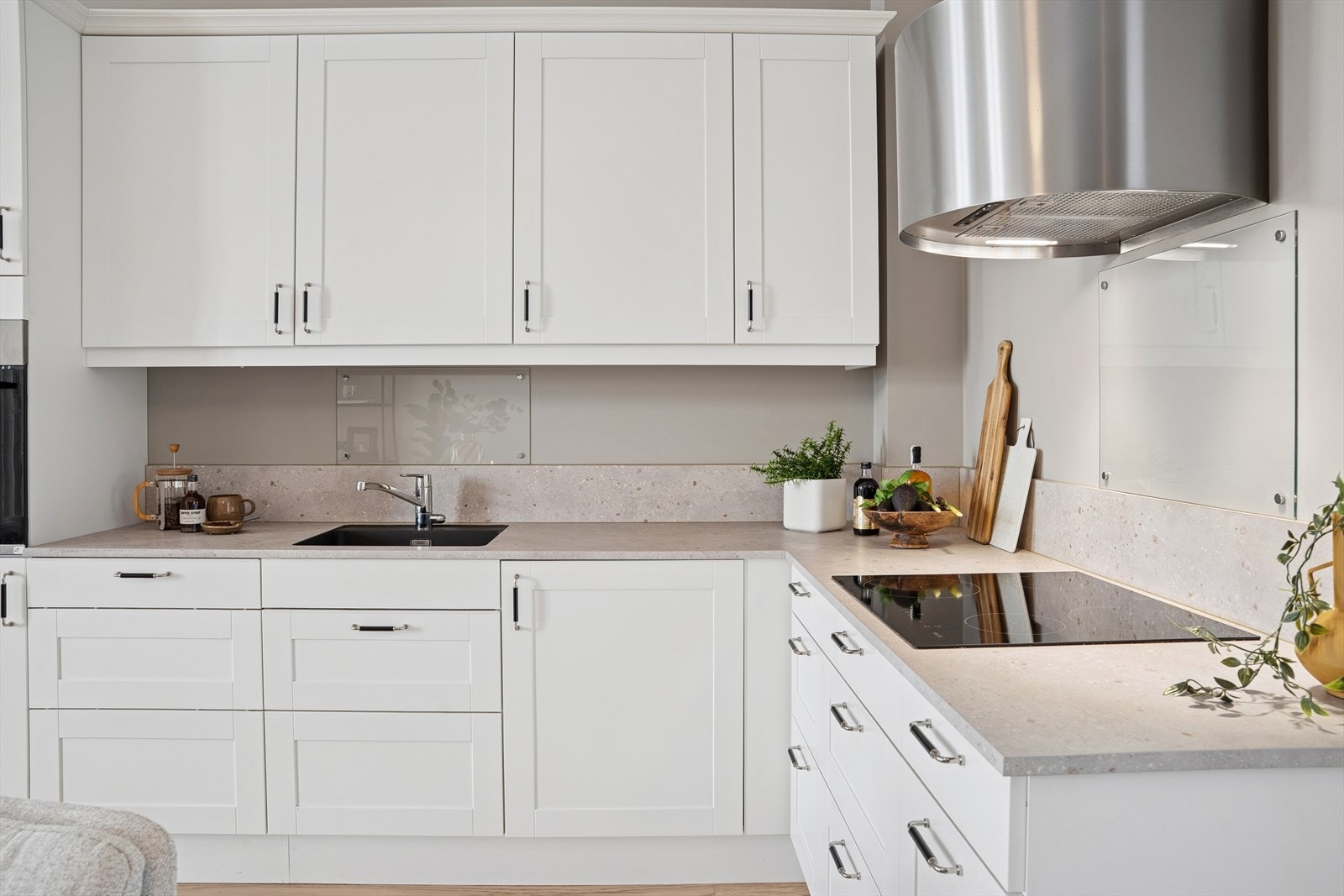 I innredningen er det integrert stekeovn, platetopp, oppvaskmaskin og kjøl/frys. Galleribilde