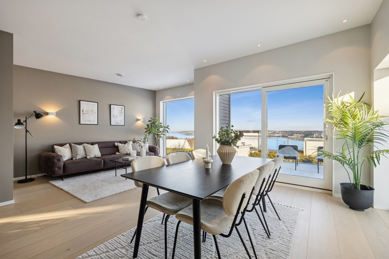 Romslig stue og spisestue med helt magisk utsikt! Galleribilde