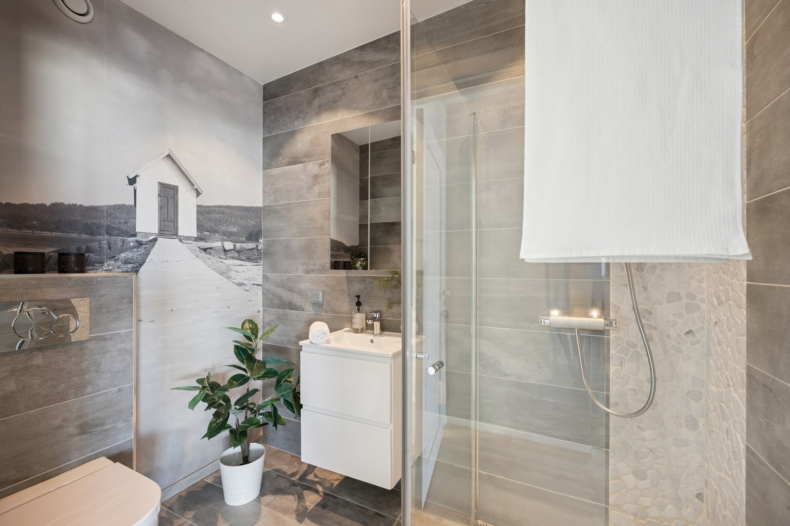 Flott baderom i 2.etasje med varmekabler. Galleribilde