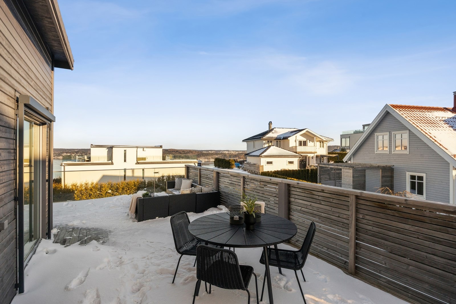 Det er rikelig med sol - Da er det praktisk at det er montert screens på stue og kjøkken vindu. Galleribilde