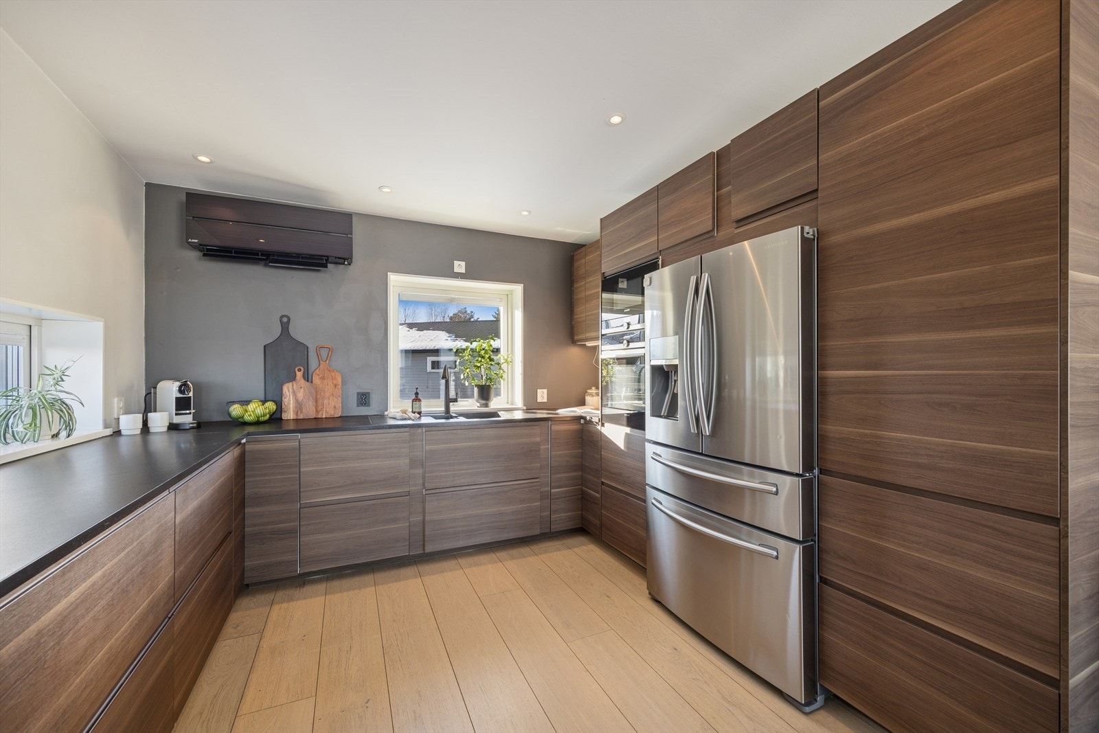 Oppvaskmaskin, komfyr, induksjonstopp, mikro og stekeovn er integrert i innredningen. Galleribilde