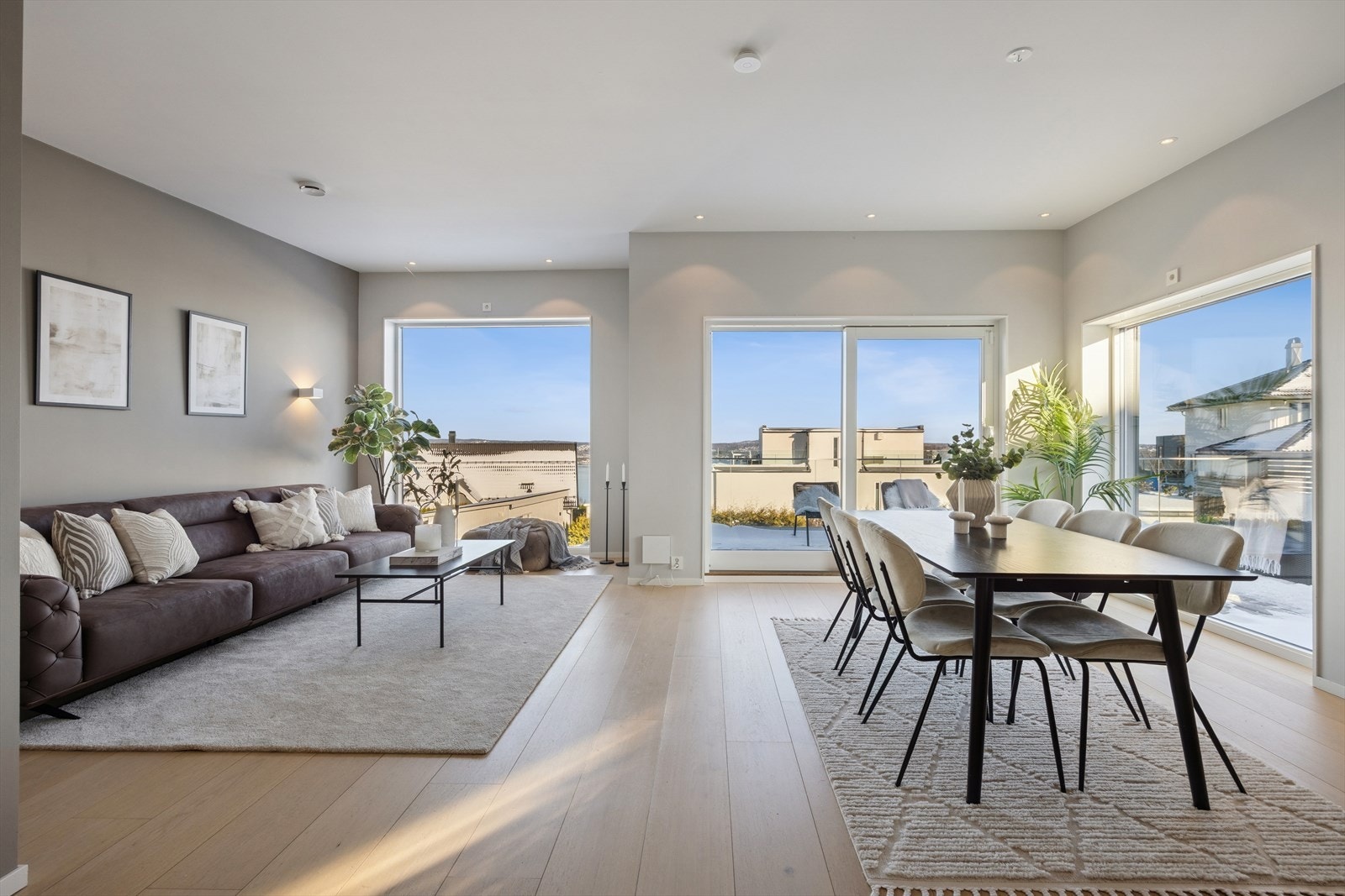 Stuen er lys og luftig med generøse vindusflater som sørger for gode lysforhold og fjordutsikt. Galleribilde