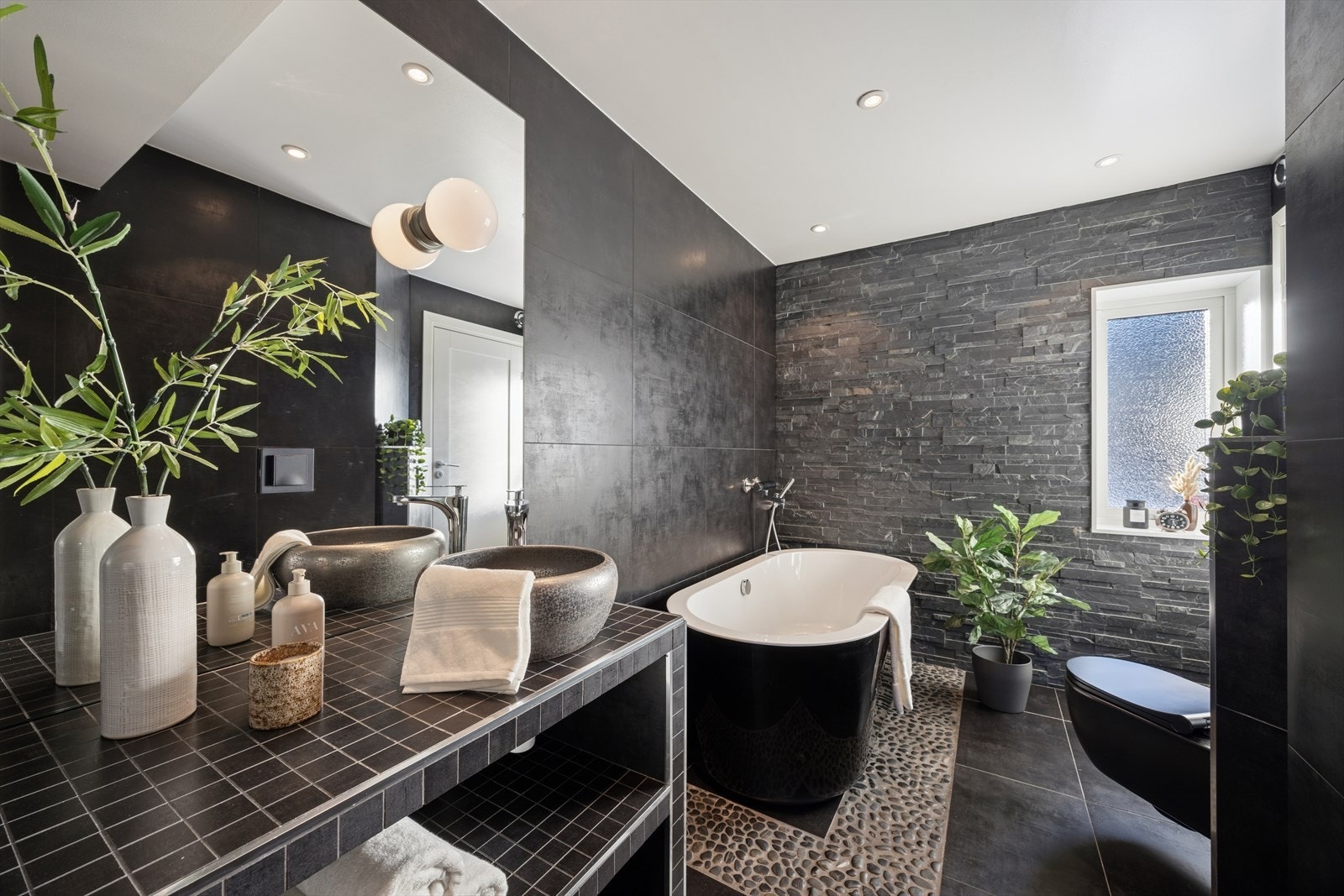 Delikat baderom med eksklusivt og lekkert valg av materialer og detaljer. Galleribilde