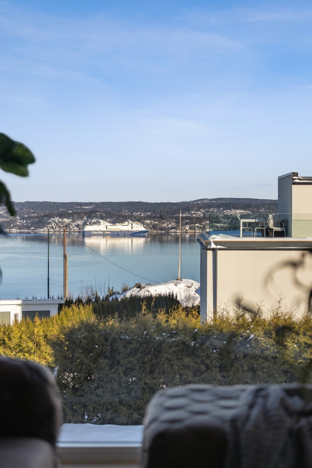 Moderne, og store vinduer som gjør det enkelt å nyte utsikten mot Oslofjorden. Galleribilde