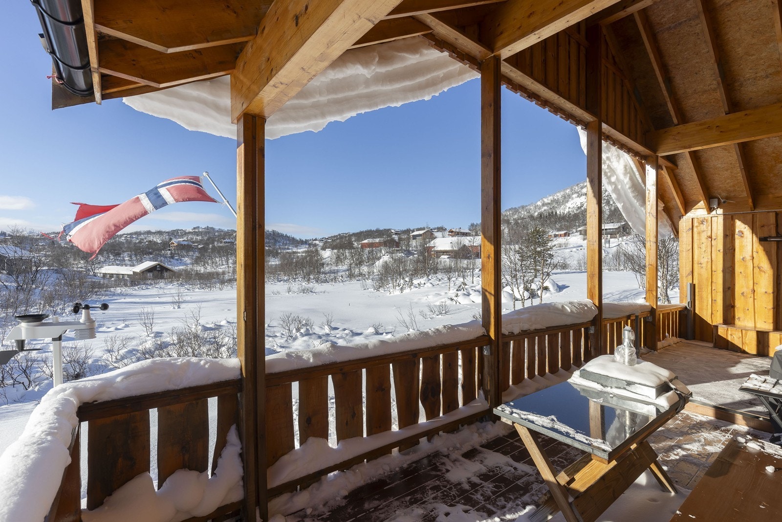 Vestvendt og overbygd terrasse ut fra stue Galleribilde