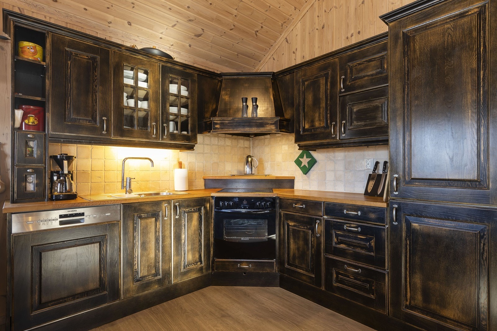 Øyfjell kjøkken innredning med integrerte hvitevarer Galleribilde