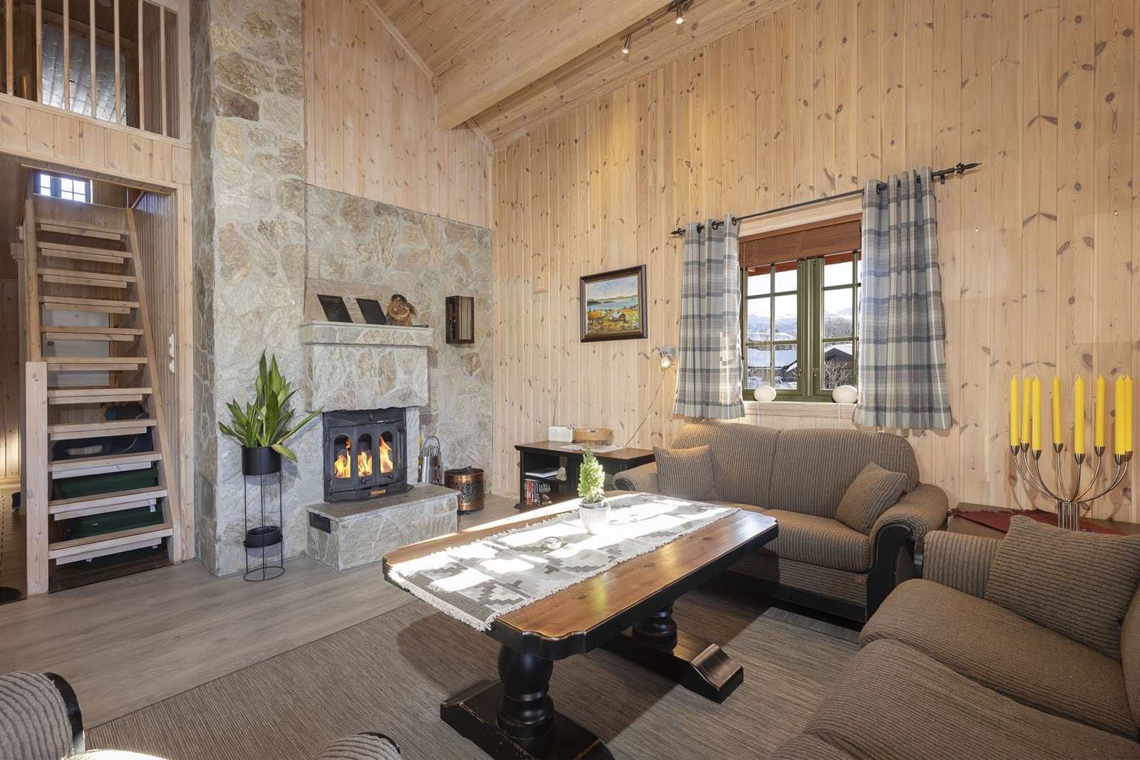 Stue ildsten og trapp til hems Galleribilde