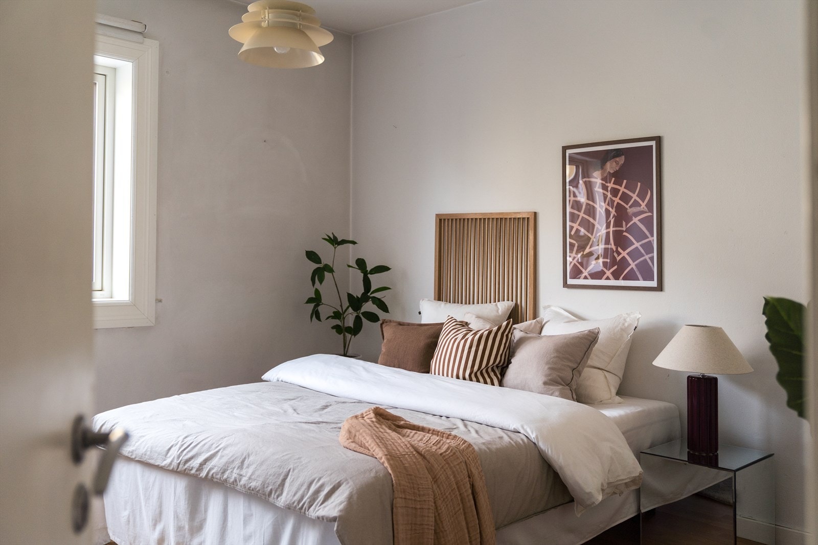 Soverommet vender mot rolig bakgård, noe som gir en skjermet og fredelig atmosfære. Galleribilde