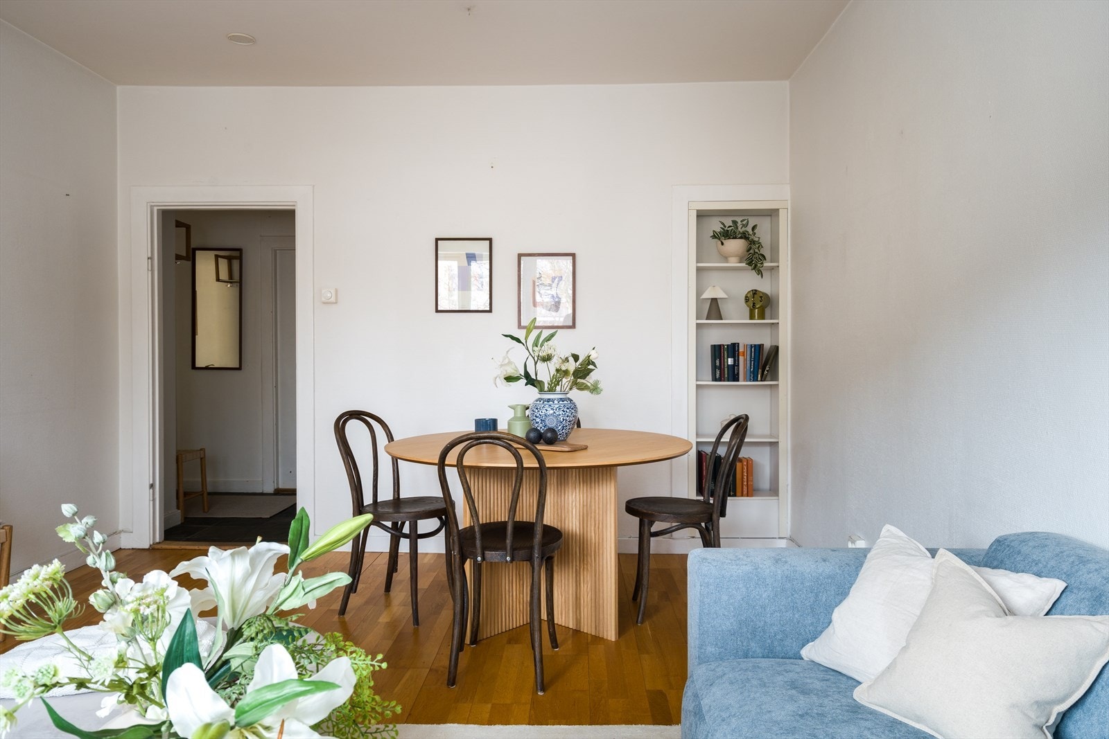 Spiseplassen er en naturlig del av stuen, med plass til hyggelige måltider. Galleribilde