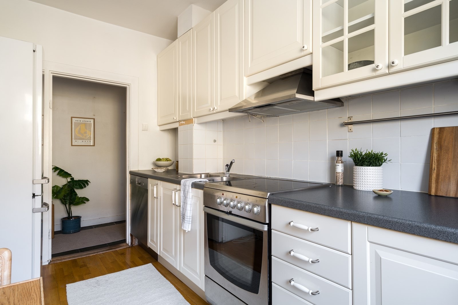 Kjøkkenet er utstyrt med komfyr, ventilator med avtrekk til yttervegg og oppvaskmaskin og plass til frittstående kjøl og fryseskap. Galleribilde