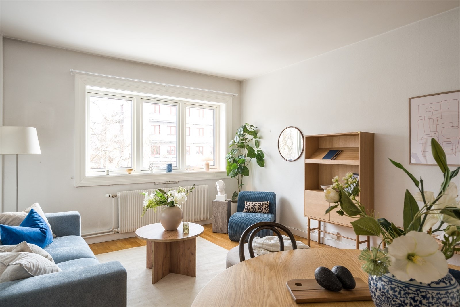 Stuen er romslig og lett å møblere, med plass til både sofagruppe og spisebord. Galleribilde