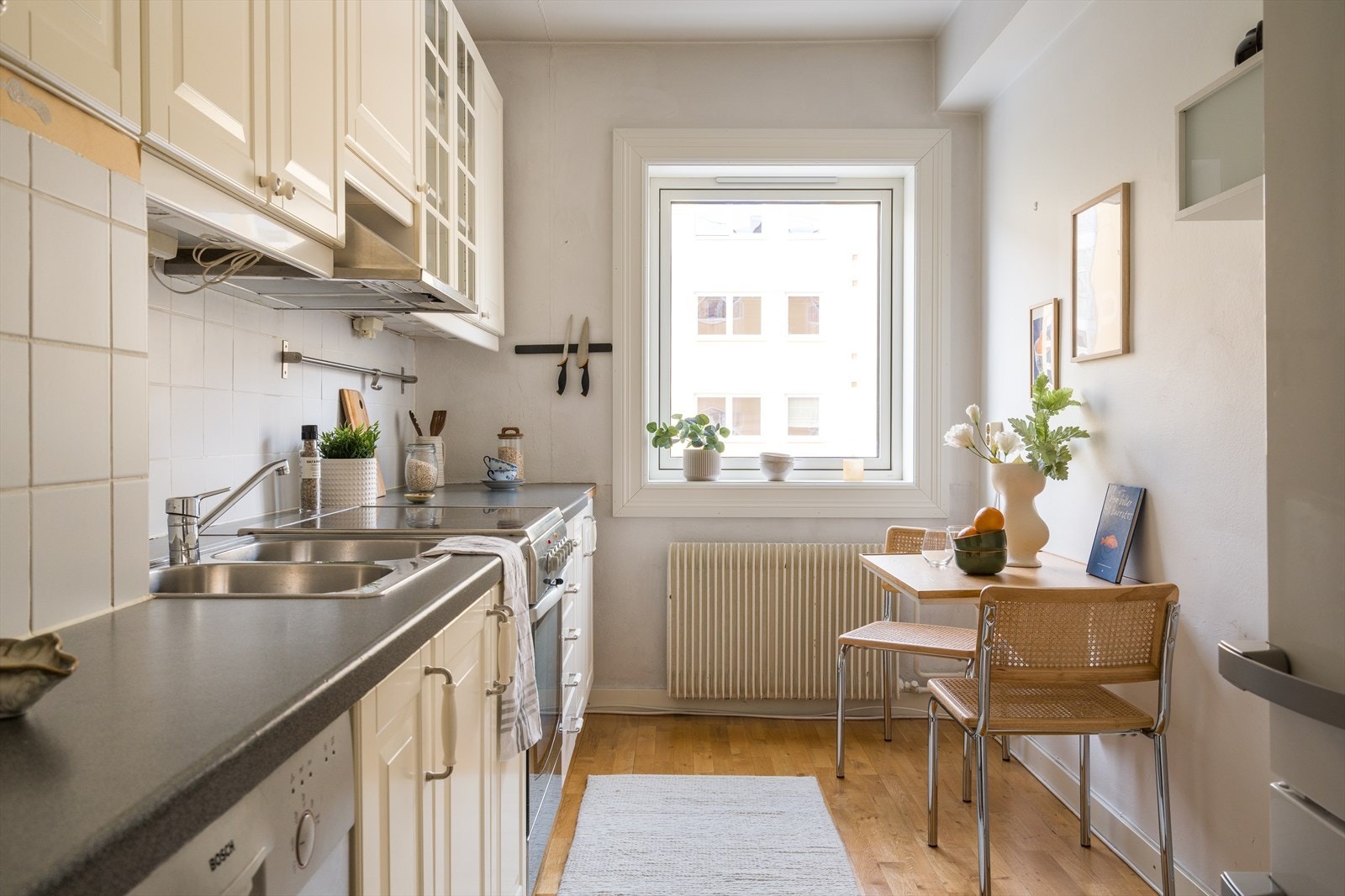 Kjøkkenet ligger separat fra stuen, noe mange setter pris på i hverdagen. Innredningen er fra Ikea og ble oppgradert i 2016 med profilerte fronter. Galleribilde