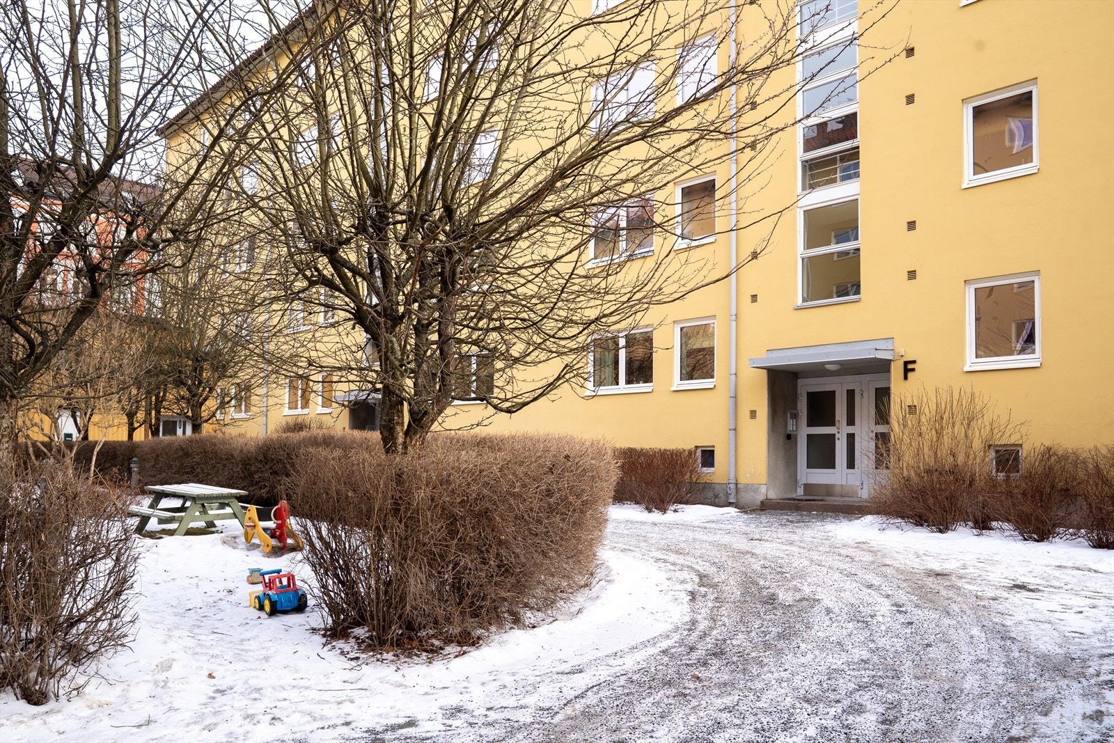 Leiligheten ligger i et veletablert boligaksjeselskap på Torshov. Her har du alt rett utenfor døren. Galleribilde