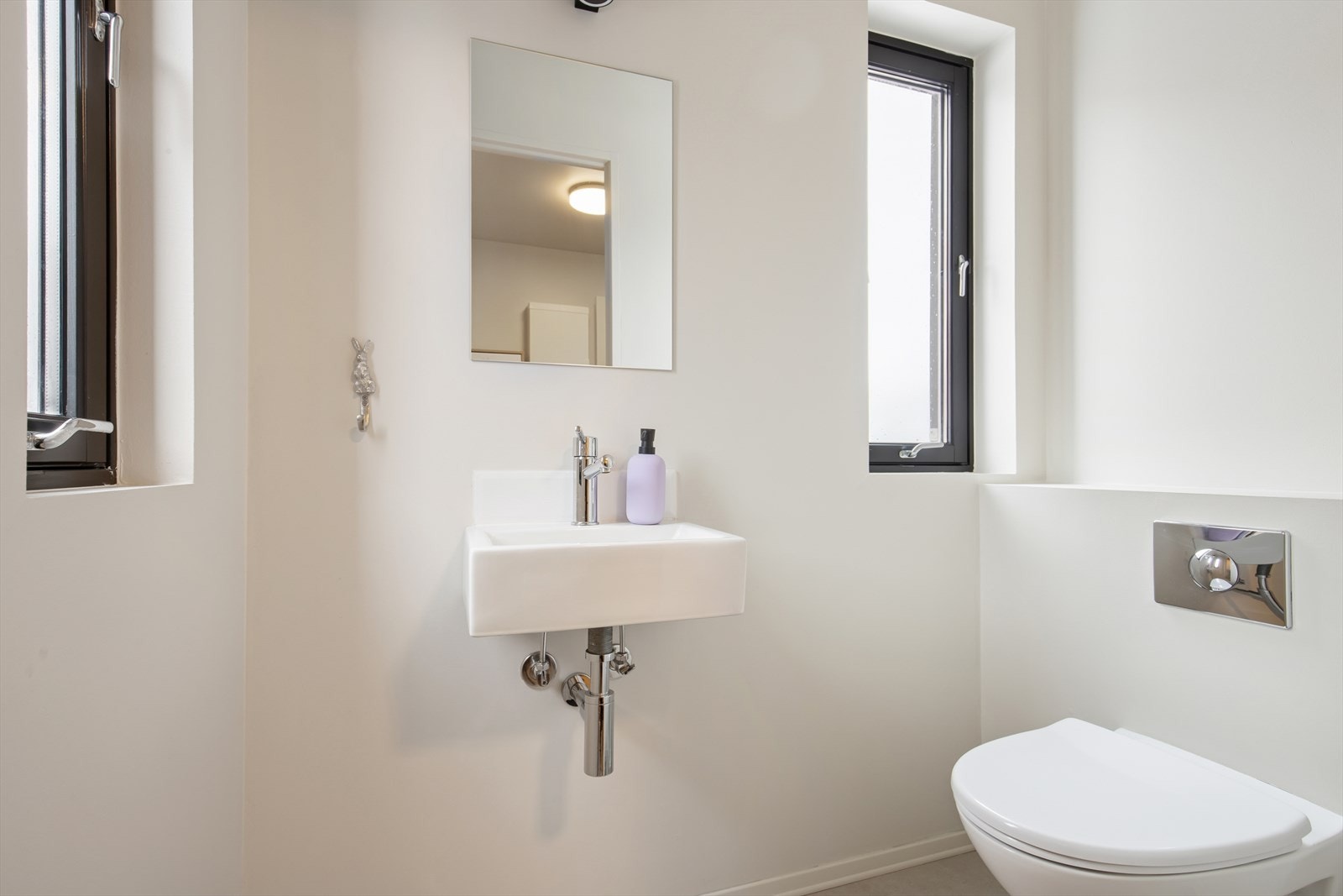 Med vegghengtoalett og servant. Galleribilde