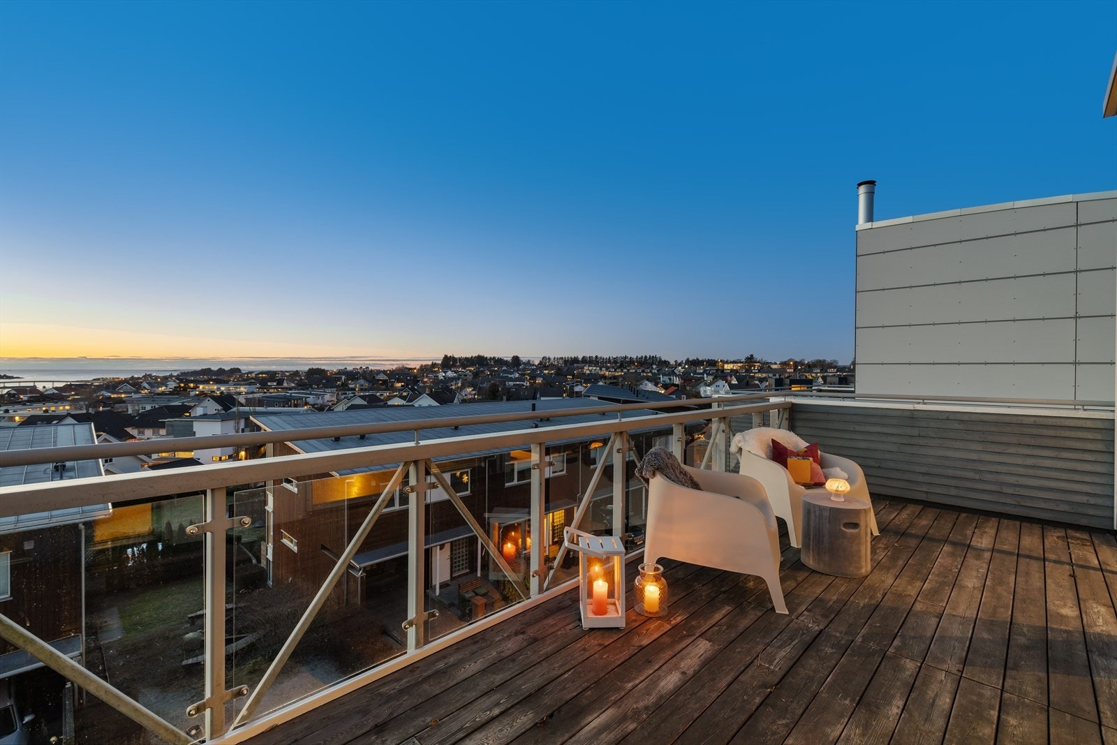 Fantastisk takterrasse med vidstrakt utsikt og perfekte solforhold. Galleribilde