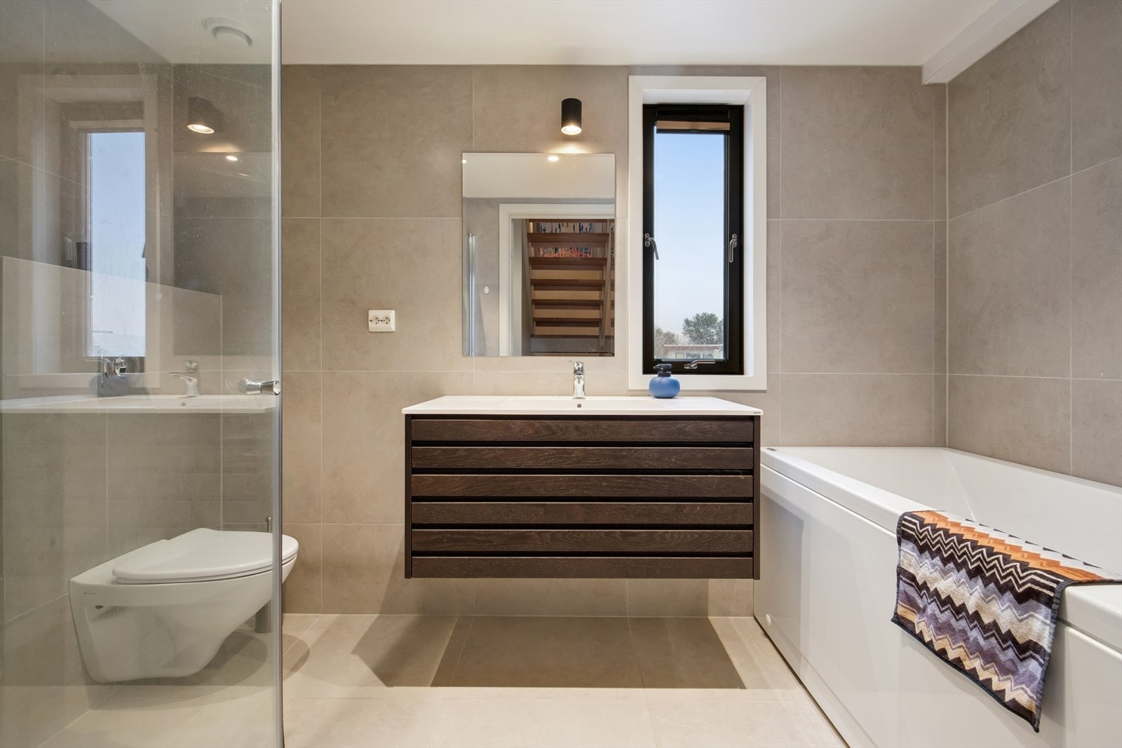 Lekkert helfliset bad med badekar og dusj. Galleribilde