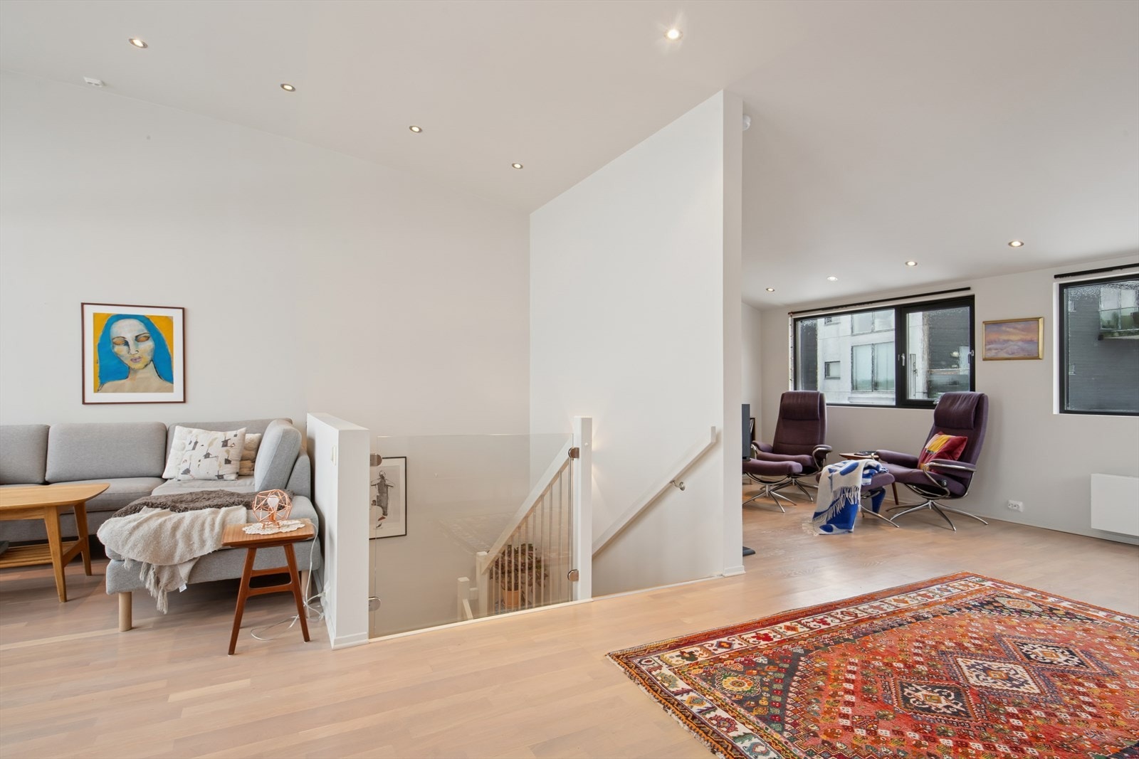 Lys og romslig loftstue med god takhøyde, store vinduer og en åpen trappeløsning. Fleksibel planløsning med både sofahjørne og egen sone for avslapning. Galleribilde