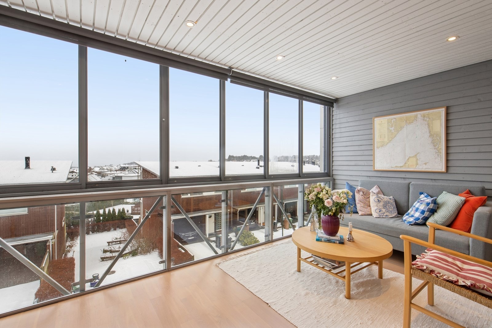 Lun og innbydende innglasset balkong med store vindusflater som slipper inn rikelig med lys og gir flott utsikt. Perfekt som en ekstra stue året rundt. Galleribilde