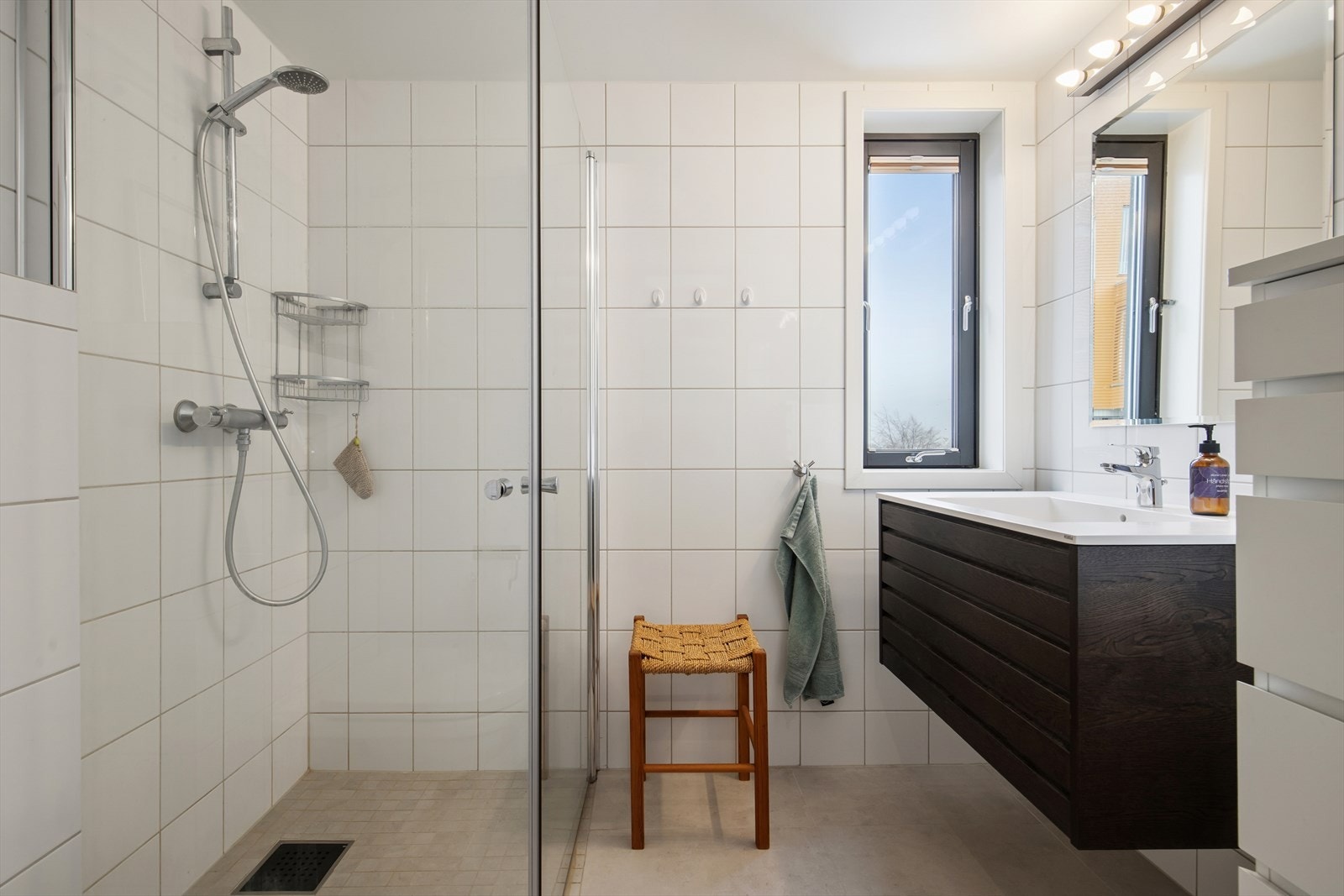 Helfliset bad med varmekabler i gulv. Galleribilde